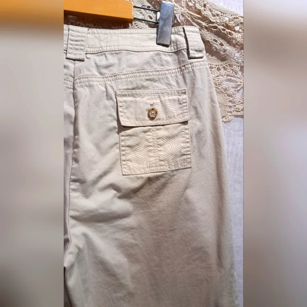 Jones New York Signature Petite Stretch Capris  in Beigy Cream. - Picture 7 of 9